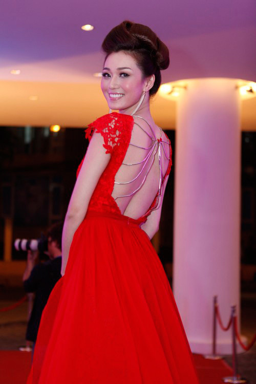 Vẻ đẹp rạng rỡ của Khánh My không cần đến những kiểu đầu "phức tạp" như thế này.