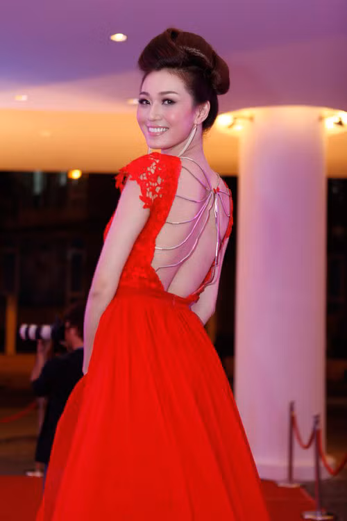 Vẻ đẹp rạng rỡ của Khánh My không cần đến những kiểu đầu "phức tạp" như thế này.