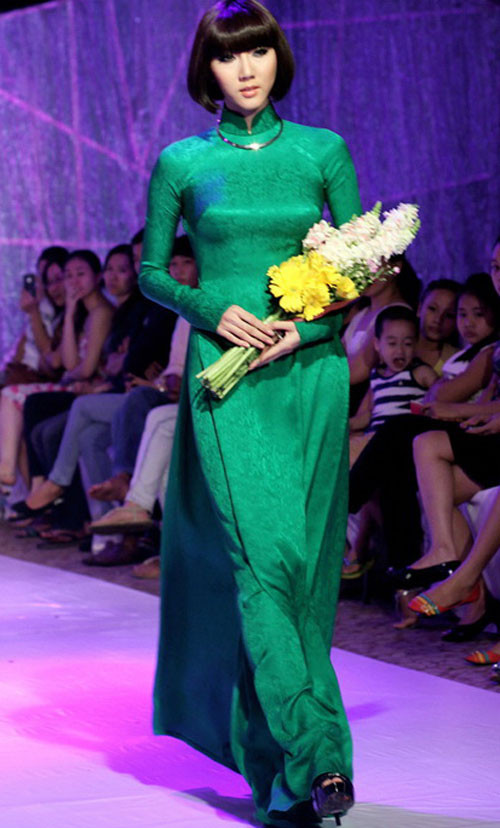 Tóc short bob Short bob thích hợp với khuôn mặt hình oval hoặc mặt vuông nên khá "hợp cạ" cùng Ngọc Quyên. Ngọc Quyên đẹp kiêu sa với tà áo dài trên sàn catwalk. Tóc short bob Short bob thích hợp với khuôn mặt hình oval hoặc mặt vuông nên khá "hợp cạ" cùng Ngọc Quyên. Ngọc Quyên đẹp kiêu sa với tà áo dài trên sàn catwalk.