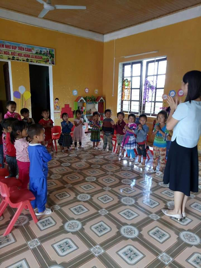 Lúc ở nhà mẹ cũng là cô giáo, khi đến trường cô giáo như mẹ hiền (Ảnh:V.N) Lúc ở nhà mẹ cũng là cô giáo, khi đến trường cô giáo như mẹ hiền (Ảnh:V.N)