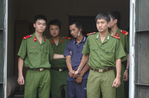 Ngoài hình phạt của pháp luật, những can phạm hiếp dâm phải đối diện với "hình phạt" của những phạm nhân khác. Ảnh minh họa. Ngoài hình phạt của pháp luật, những can phạm hiếp dâm phải đối diện với "hình phạt" của những phạm nhân khác. Ảnh minh họa.