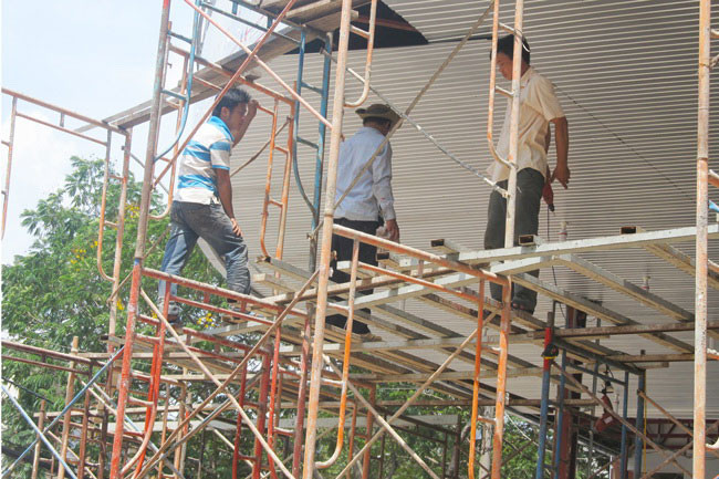 Họ đang "đánh đu" với chính số phận mình. Họ đang "đánh đu" với chính số phận mình.