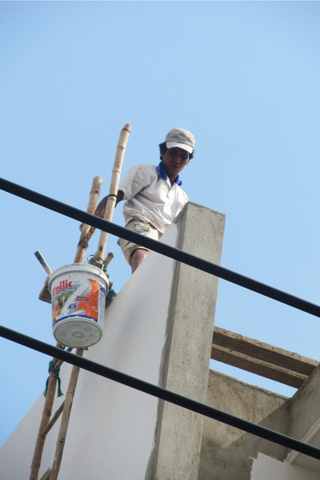 Một công nhân đang "làm xiếc". Một công nhân đang "làm xiếc".