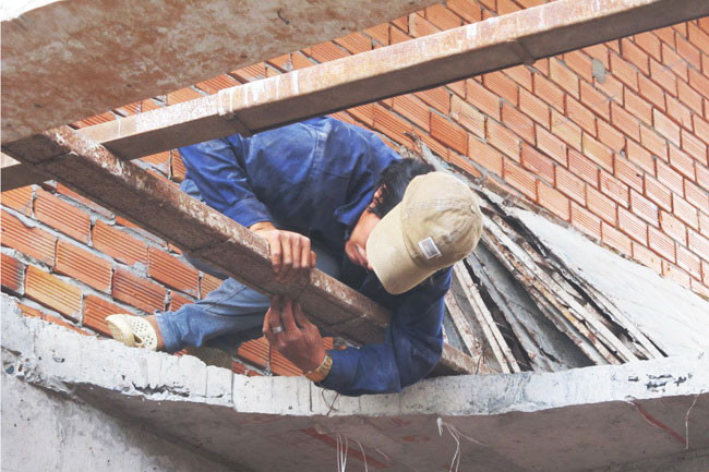 Hầu hết là công nhân thời vụ, không được huấn luyện an toàn vệ sinh lao động. Hầu hết là công nhân thời vụ, không được huấn luyện an toàn vệ sinh lao động.