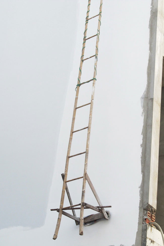 Chiếc thang này được dùng để quét vôi. Chiếc thang này được dùng để quét vôi.