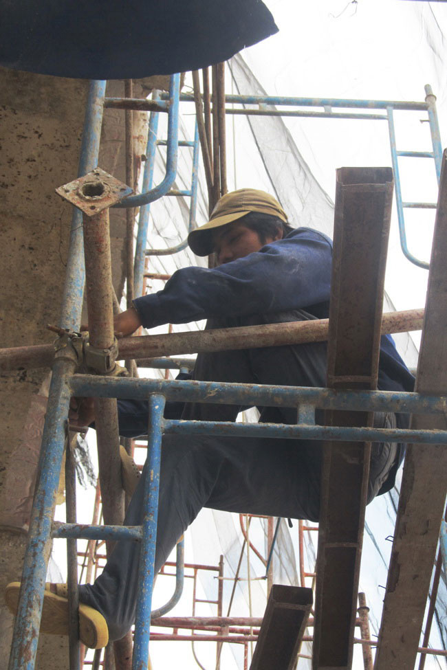 Công nhân ít quan tâm đến an toàn của mình. Công nhân ít quan tâm đến an toàn của mình.