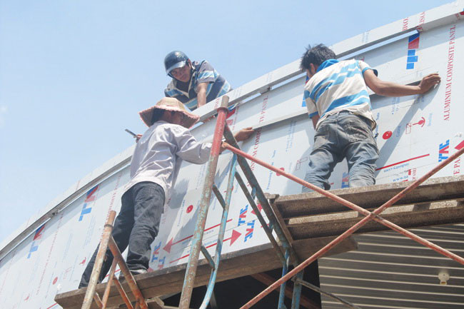 8 tháng đầu năm 2012 trên địa bàn thành phố Hồ Chí Minh đã xảy ra trên 200 vụ tai nạn làm nhiều người chết và bị thương, trong đó tai nạn lao động (TNLĐ) ở công trường xây dựng chiếm khoảng 70%. Tuy nhiên, bất chấp cảnh báo của cơ quan chức năng, tình trạng công nhân xây dựng không được trang bị bảo hộ lao động vẫn diễn ra. Ảnh: Công nhân không được trang bị các thiết bị bảo hộ cơ bản nhất. 8 tháng đầu năm 2012 trên địa bàn thành phố Hồ Chí Minh đã xảy ra trên 200 vụ tai nạn làm nhiều người chết và bị thương, trong đó tai nạn lao động (TNLĐ) ở công trường xây dựng chiếm khoảng 70%. Tuy nhiên, bất chấp cảnh báo của cơ quan chức năng, tình trạng công nhân xây dựng không được trang bị bảo hộ lao động vẫn diễn ra. Ảnh: Công nhân không được trang bị các thiết bị bảo hộ cơ bản nhất.