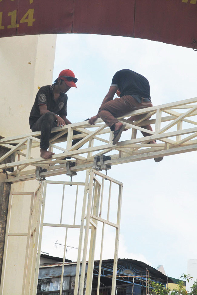 Hai công nhân khác cũng đang "biểu diễn". Hai công nhân khác cũng đang "biểu diễn".