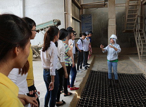 Sinh viên ngành logistics của BVU đi thực tế ở doanh nghiệp (ảnh: BVU)