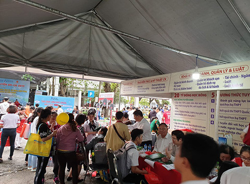 Các gian hàng tư vấn của Trường Đại học Quốc tế Hồng Bàng đông thí sinh quan tâm từ đầu (ảnh: P.L) Các gian hàng tư vấn của Trường Đại học Quốc tế Hồng Bàng đông thí sinh quan tâm từ đầu (ảnh: P.L)