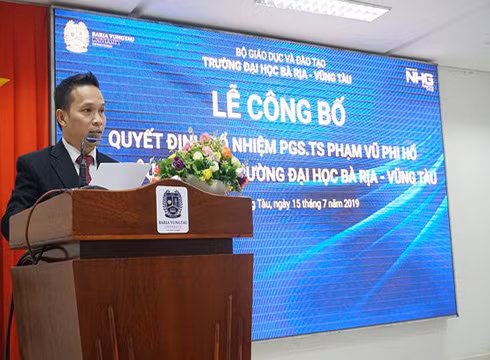Phó Giáo sư Phạm Vũ Phi Hổ phát biểu tại buổi lễ bổ nhiệm Phó Hiệu trưởng (ảnh: NHG)