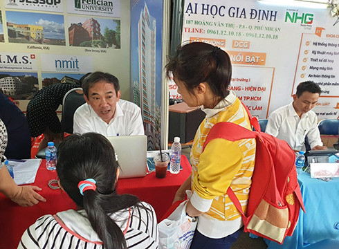 Phó Giáo sư Hồ Thanh Phong – Hiệu trưởng Trường Đại học HIU trực tiếp tư vấn cho thí sinh (ảnh: P.L) Phó Giáo sư Hồ Thanh Phong – Hiệu trưởng Trường Đại học HIU trực tiếp tư vấn cho thí sinh (ảnh: P.L)