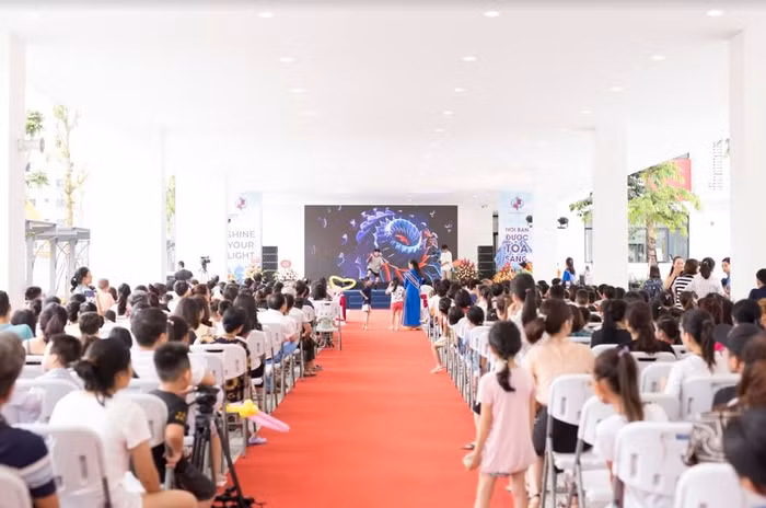 Các bậc phụ huynh và con em đến với lễ khánh thành UKA Hạ Long để trải nghiệm một mô hình giáo dục tiên tiến, ảnh: NHG. Các bậc phụ huynh và con em đến với lễ khánh thành UKA Hạ Long để trải nghiệm một mô hình giáo dục tiên tiến, ảnh: NHG.