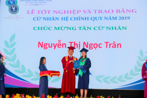 Buổi lễ trao bằng tốt nghiệp của Trường Đại học Luật Thành phố Hồ Chí Minh ngày 12/7 (ảnh:hcmlaw.edu.vn) Buổi lễ trao bằng tốt nghiệp của Trường Đại học Luật Thành phố Hồ Chí Minh ngày 12/7 (ảnh:hcmlaw.edu.vn)