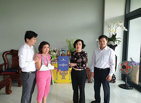 Giáo sư Mai Hồng Guỳ, Hiệu trưởng trao bằng tốt nghiệp cho bà Liên, mẹ sinh viên Nguyên (ảnh: P.L) Giáo sư Mai Hồng Guỳ, Hiệu trưởng trao bằng tốt nghiệp cho bà Liên, mẹ sinh viên Nguyên (ảnh: P.L)