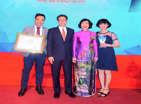 Phó Thủ tướng Chính phủ Vũ Đức Đam và lãnh đạo Trường Đại học Hoa Sen sau buổi lễ vinh danh (ảnh: HSU) Phó Thủ tướng Chính phủ Vũ Đức Đam và lãnh đạo Trường Đại học Hoa Sen sau buổi lễ vinh danh (ảnh: HSU)