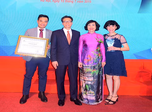 Phó Thủ tướng Chính phủ Vũ Đức Đam và lãnh đạo Trường Đại học Hoa Sen sau buổi lễ vinh danh (ảnh: HSU)