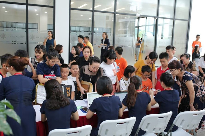 Trong ngày khánh thành, nhiều bậc phụ huynh ghi danh cho con em theo học sau khi được tận mắt tìm hiểu và cùng con trải nghiệm môi trường học tập hiện đại tại UKA Hạ Long, ảnh: NHG. Trong ngày khánh thành, nhiều bậc phụ huynh ghi danh cho con em theo học sau khi được tận mắt tìm hiểu và cùng con trải nghiệm môi trường học tập hiện đại tại UKA Hạ Long, ảnh: NHG.
