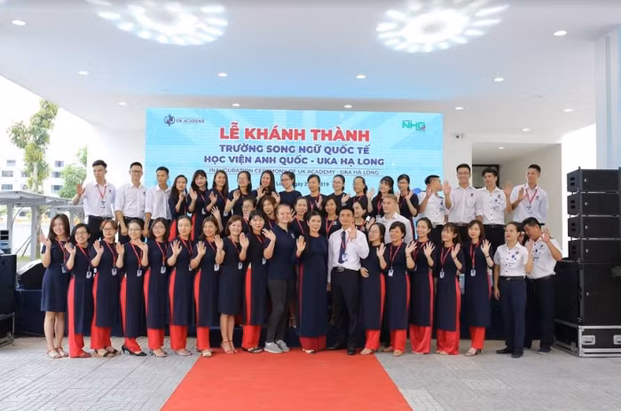 Tập thể giáo viên UKA Hạ Long, ảnh: NHG. Tập thể giáo viên UKA Hạ Long, ảnh: NHG.