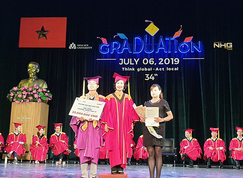Giáo sư Mai Hồng Quỳ, Hiệu trưởng Trường Đại học Hoa Sen trao bằng tốt nghiệp cho thủ khoa (ảnh: P.L) Giáo sư Mai Hồng Quỳ, Hiệu trưởng Trường Đại học Hoa Sen trao bằng tốt nghiệp cho thủ khoa (ảnh: P.L)