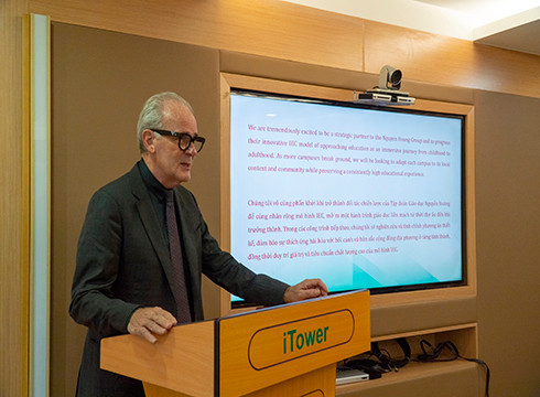 Ông Robert Marshall - đại diện cho B+H Architects phát biểu tại lễ ký (ảnh: NHG)