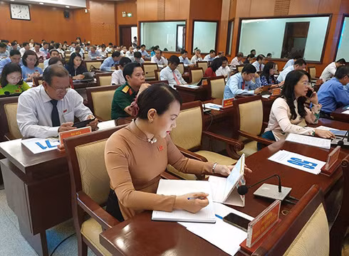 Đại biểu Hội đồng nhân dân Thành phố Hồ Chí Minh dự kỳ họp, đọc tài liệu qua ứng dụng trên Ipad (ảnh: P.L) Đại biểu Hội đồng nhân dân Thành phố Hồ Chí Minh dự kỳ họp, đọc tài liệu qua ứng dụng trên Ipad (ảnh: P.L)