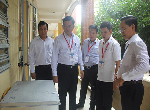 Thứ trưởng Nguyễn Văn Phúc kiểm tra nơi đựng bài thi (ảnh: P.L) Thứ trưởng Nguyễn Văn Phúc kiểm tra nơi đựng bài thi (ảnh: P.L)