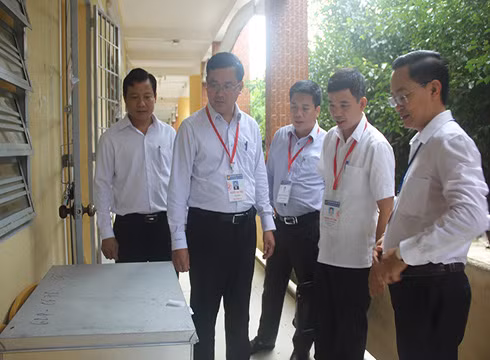 Thứ trưởng Nguyễn Văn Phúc kiểm tra nơi đựng bài thi (ảnh: P.L) Thứ trưởng Nguyễn Văn Phúc kiểm tra nơi đựng bài thi (ảnh: P.L)