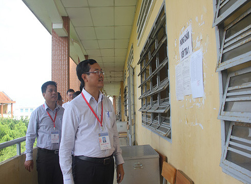 Thứ trưởng Nguyễn Văn Phúc kiểm tra một phòng chấm thi tại Long An (ảnh: P.L) Thứ trưởng Nguyễn Văn Phúc kiểm tra một phòng chấm thi tại Long An (ảnh: P.L)