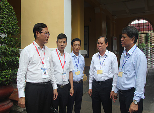 Thứ trưởng Nguyễn Văn Phúc (ngoài cùng, trái sang) và lãnh đạo hội đồng chấm thi thành phố (ảnh: P.Nga) Thứ trưởng Nguyễn Văn Phúc (ngoài cùng, trái sang) và lãnh đạo hội đồng chấm thi thành phố (ảnh: P.Nga)