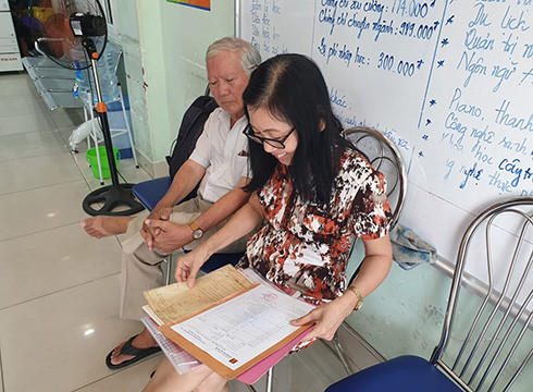 Cô Đào Thị Thư kiểm tra lại các loại giấy tờ, bằng cấp trước khi vào làm thủ tục nhập học (ảnh: P.L) Cô Đào Thị Thư kiểm tra lại các loại giấy tờ, bằng cấp trước khi vào làm thủ tục nhập học (ảnh: P.L)