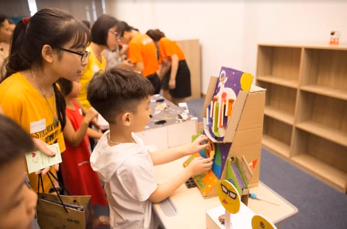 Các bạn trẻ háo hức khám phá UKA Hạ Long, học tập qua trải nghiệm, ảnh: NHG. Các bạn trẻ háo hức khám phá UKA Hạ Long, học tập qua trải nghiệm, ảnh: NHG.