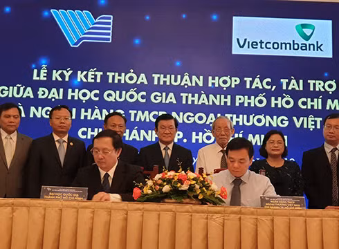 Lễ ký kết tài trợ của các doanh nghiệp cho Quỹ phát triển Đại học Quốc gia Thành phố Hồ Chí Minh (ảnh: P.L)