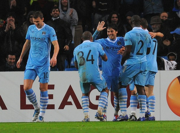 Các cầu thủ Man City ăn mừng cùng Silva