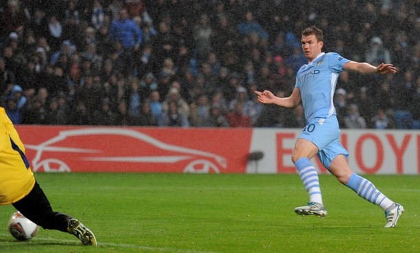 Edin Dzeko nâng tỷ số lên thành 2-0