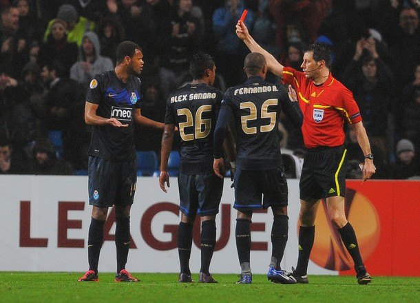 Với hành vi thô bạo Rolando phải nhận thẻ đỏ từ trọng tài