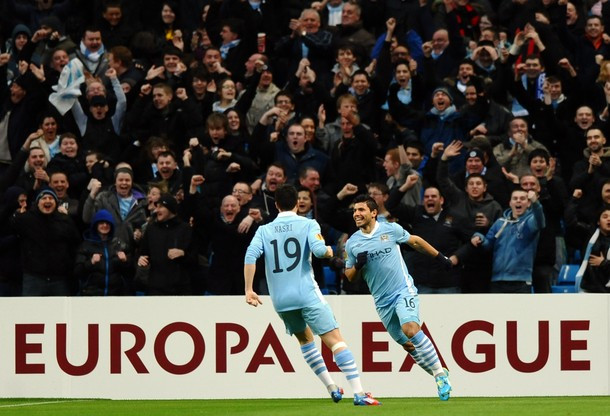 Agüero ăn mừng cùng đồng đội