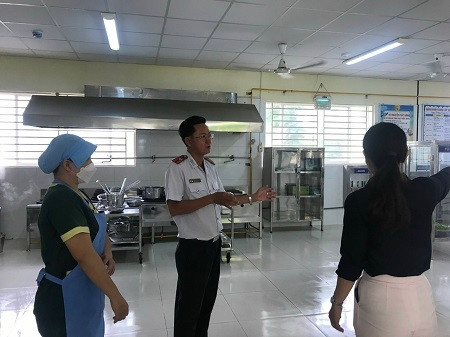 Đoàn kiểm tra an toàn thực phẩm của thành phố kiểm tra thực tế một cơ sở giáo dục tại Thành phố Hồ Chí Minh (ảnh: BQLATTP TPHCM)