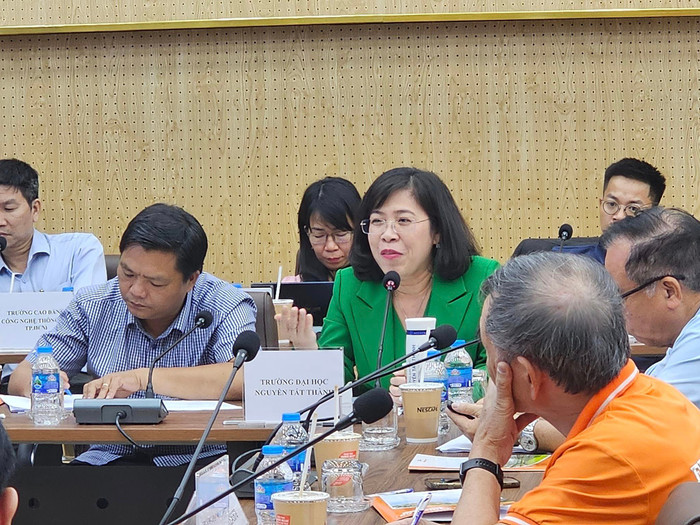 Tiến sĩ Trần Ái Cầm phát biểu tại tọa đàm (ảnh: V.D)