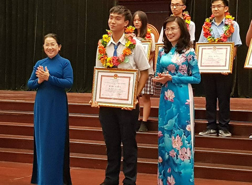Phó Bí thư Thành ủy Thành phố Hồ Chí Minh - bà Võ Thị Dung (trái) trao bằng khen cho học sinh giỏi (ảnh: P.L)