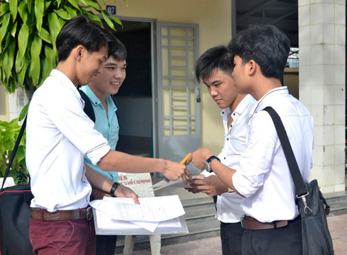 Thí sinh trao đổi bài sau khi kỳ thi trung học phổ thông quốc gia ở tỉnh Tây Ninh (ảnh: Báo Tây Ninh) Thí sinh trao đổi bài sau khi kỳ thi trung học phổ thông quốc gia ở tỉnh Tây Ninh (ảnh: Báo Tây Ninh)