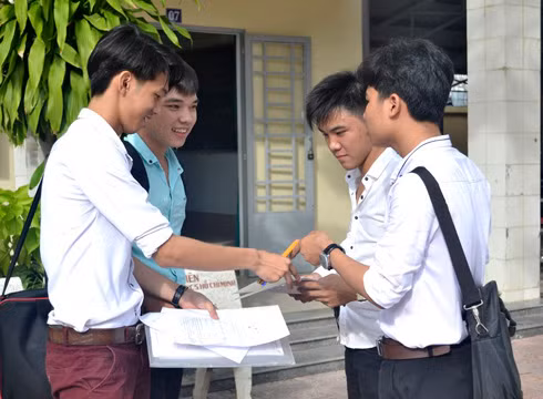 Thí sinh trao đổi bài sau khi kỳ thi trung học phổ thông quốc gia ở tỉnh Tây Ninh (ảnh: Báo Tây Ninh)
