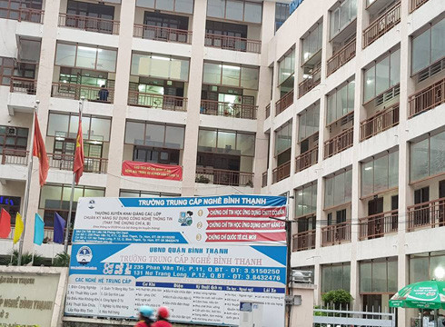 Nhiều phòng cho thuê dạy thêm của Trường trung cấp nghề quận Bình Thạnh chiều tối 27/7 sáng đèn (ảnh: P.L) Nhiều phòng cho thuê dạy thêm của Trường trung cấp nghề quận Bình Thạnh chiều tối 27/7 sáng đèn (ảnh: P.L)