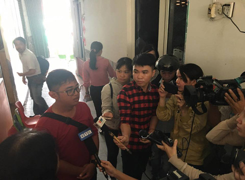 Đại diện nhóm trẻ Ánh Sao Vàng trao đổi thông tin với báo giới về vụ bé gái bị tát liên tục (ảnh: P.L)