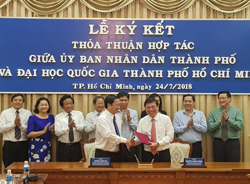 Ông Nguyễn Thành Phong (phải) ký thỏa thuận hợp tác với Đại học Quốc gia Thành phố Hồ Chí Minh (ảnh: P.L)