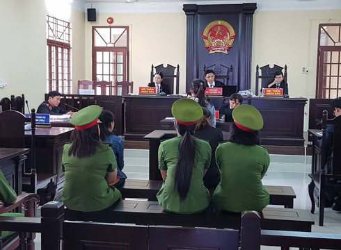 Toàn cảnh buổi xét xử vụ án bạo hành, tra tấn trẻ em xảy ra ở cơ sở Mầm Xanh vào sáng 25/7 (ảnh: P.L)