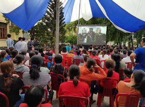 Hàng trăm phụ huynh, người dân quận 12 đã trực tiếp đến theo dõi diễn biến phiên tòa (ảnh: P.L)