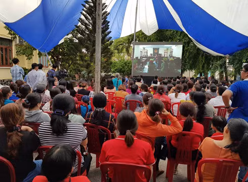 Hàng trăm phụ huynh, người dân quận 12 đã trực tiếp đến theo dõi diễn biến phiên tòa (ảnh: P.L)