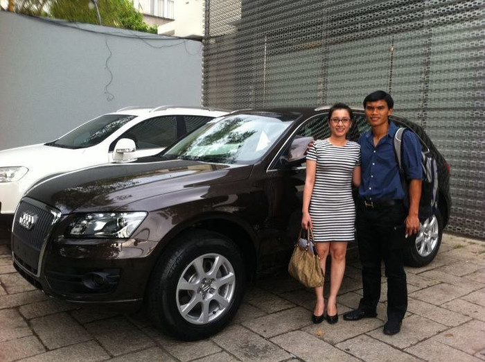 Tài Em cùng vợ xuất hiện bên xế hộp