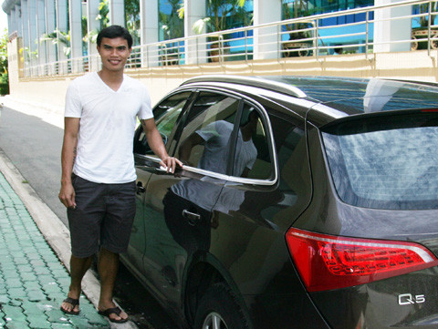 Tài Em bên chiếc Audi tại sân Thành Long